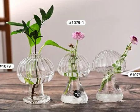 Jarrón de cristal estriado transparente